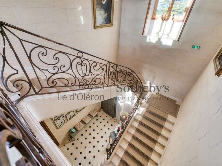 Castle Royan - 11 bedrooms - 980m²