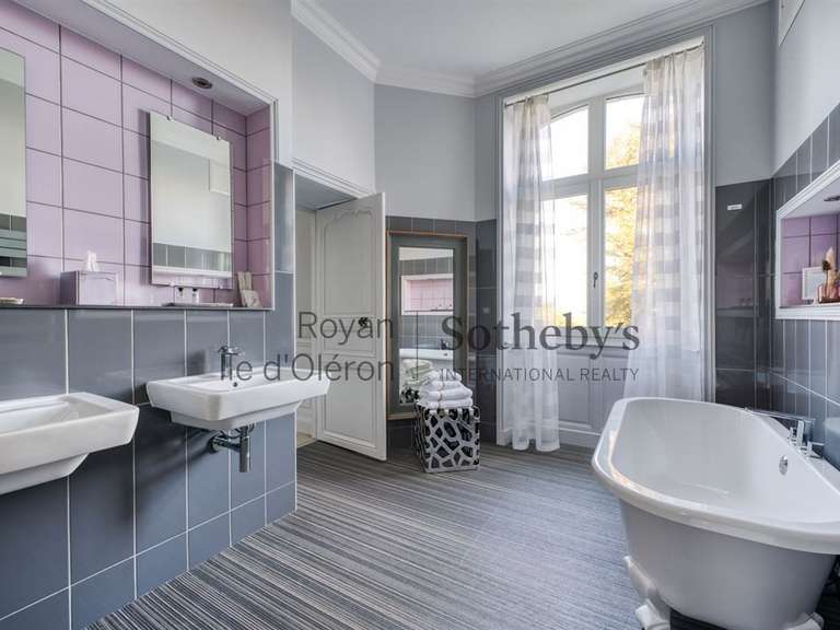 Castle Royan - 11 bedrooms - 980m²