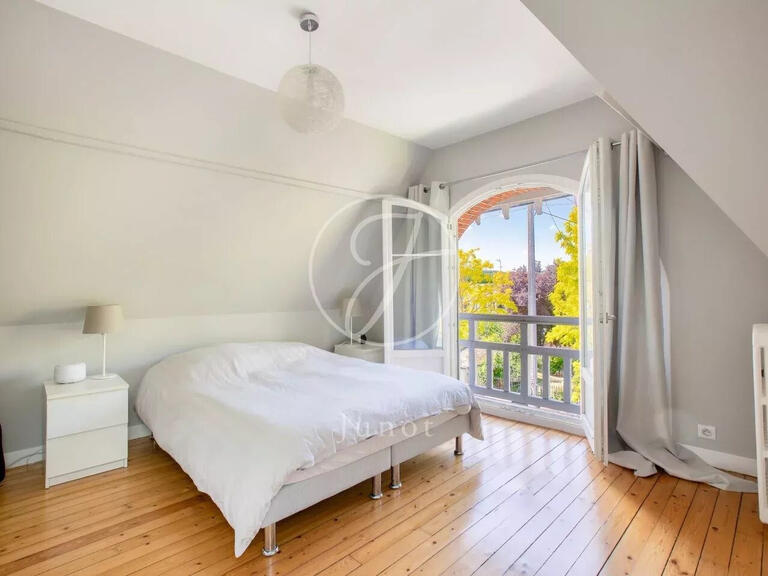 House Rueil-Malmaison - 4 bedrooms - 220m²