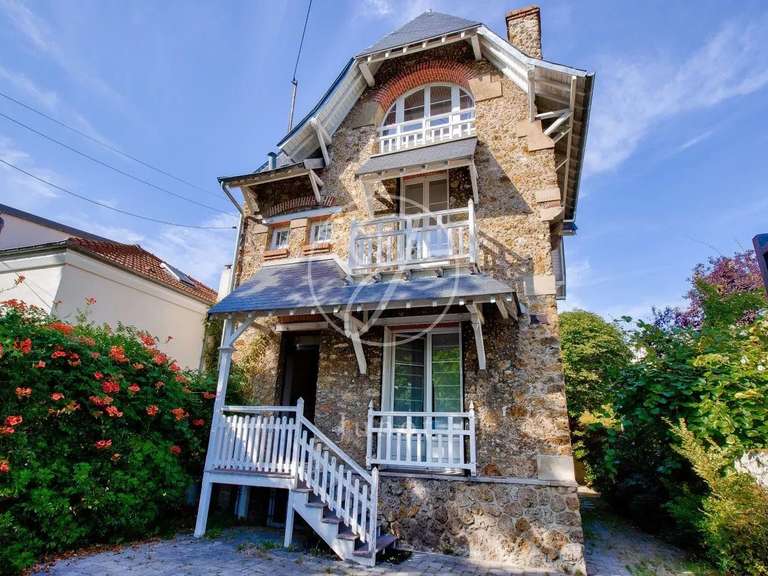 House Rueil-Malmaison - 4 bedrooms - 220m²