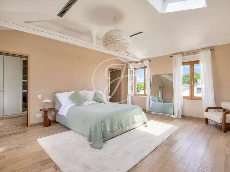House Rueil-Malmaison - 4 bedrooms - 221m²