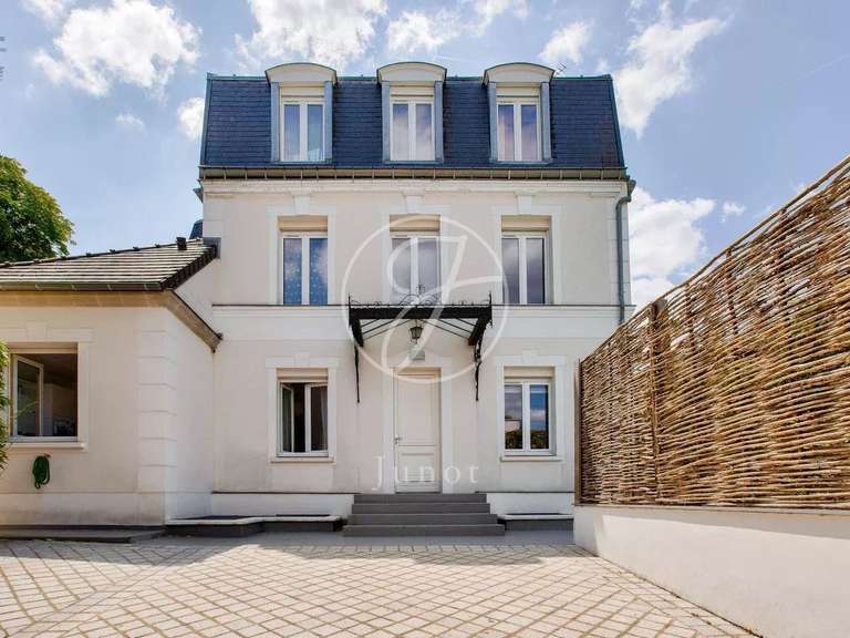 House Rueil-Malmaison - 4 bedrooms - 221m²