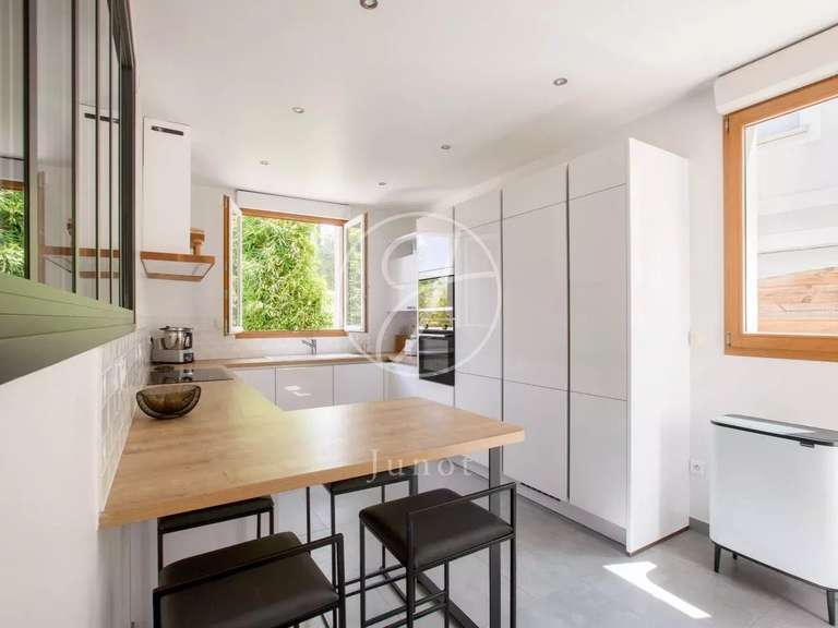 House Rueil-Malmaison - 4 bedrooms - 221m²