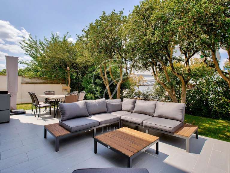 House Rueil-Malmaison - 4 bedrooms - 221m²