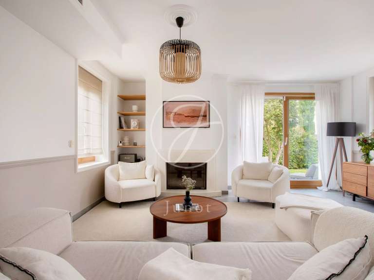 House Rueil-Malmaison - 4 bedrooms - 221m²