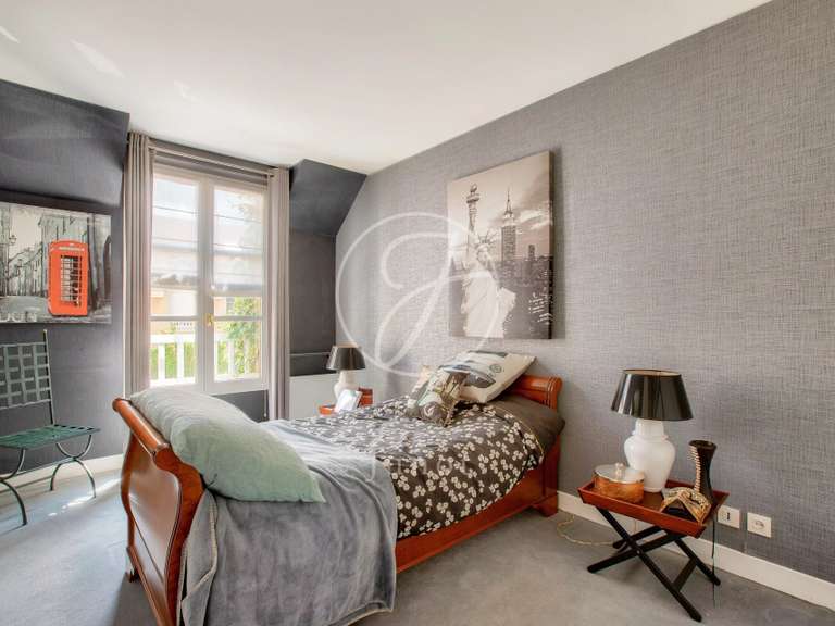 House Rueil-Malmaison - 4 bedrooms - 213m²