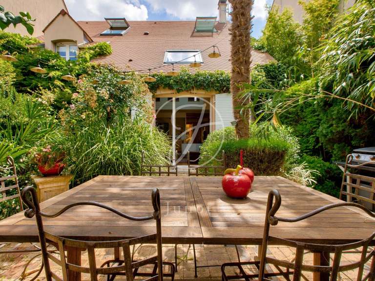House Rueil-Malmaison - 4 bedrooms - 213m²