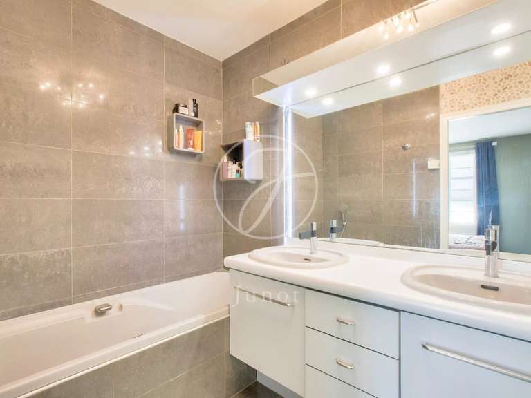 House Rueil-Malmaison - 4 bedrooms - 213m²