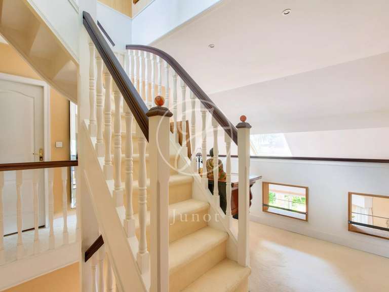 House Rueil-Malmaison - 4 bedrooms - 213m²