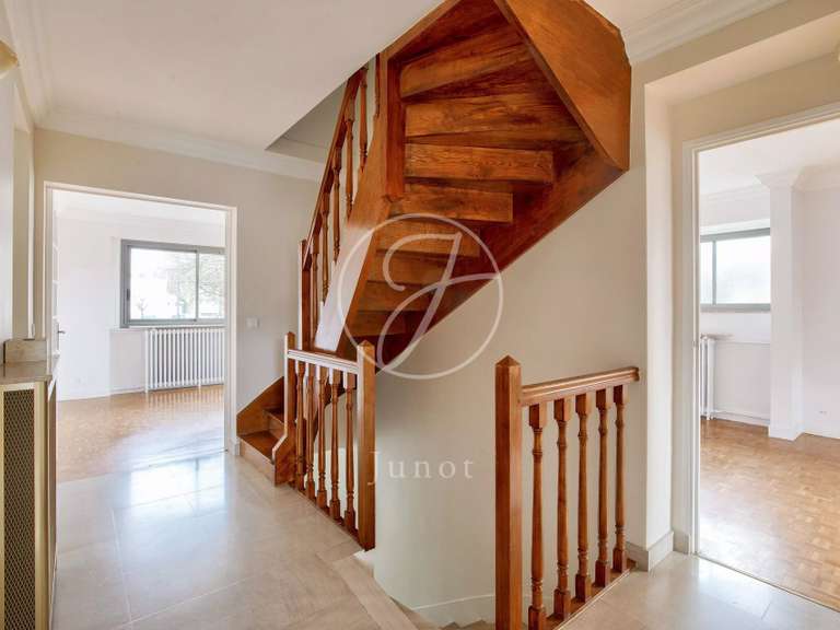 Maison Rueil-Malmaison - 5 chambres - 201m²