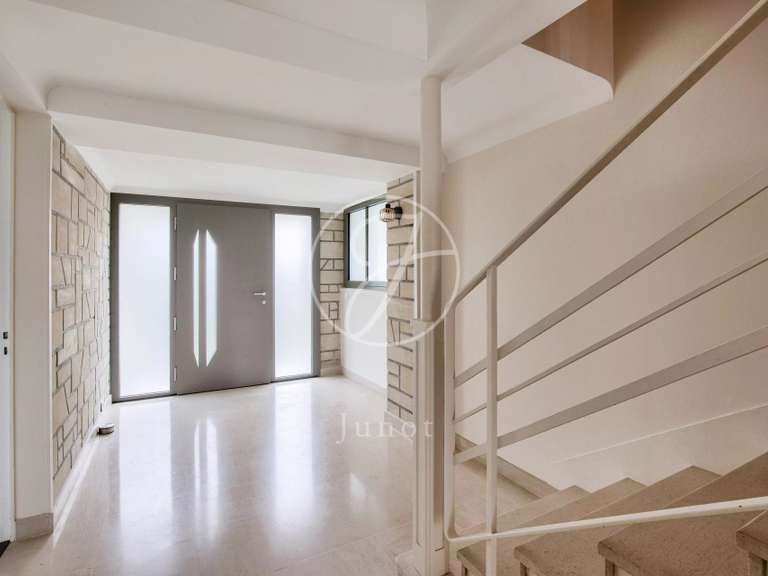 Maison Rueil-Malmaison - 5 chambres - 201m²