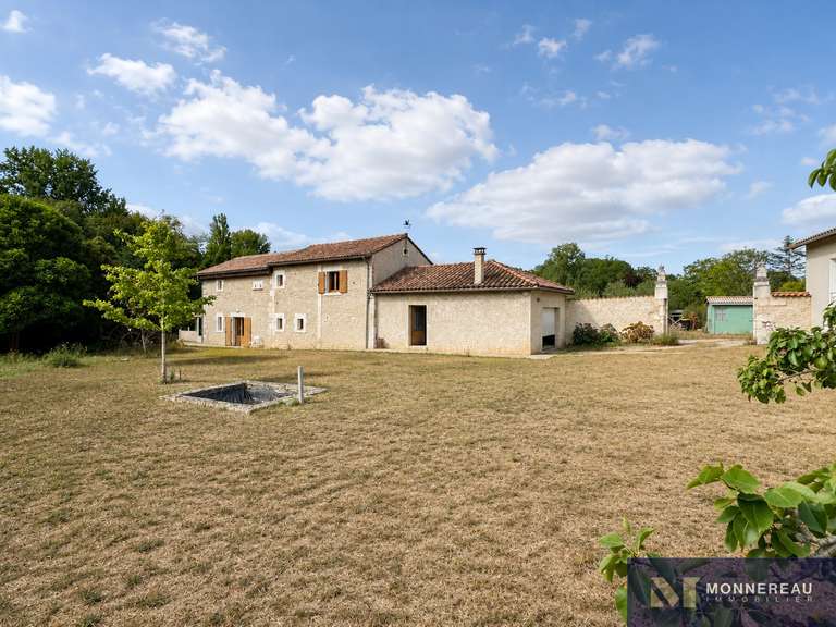 Maison Ruelle-sur-Touvre - 3 chambres - 159m²