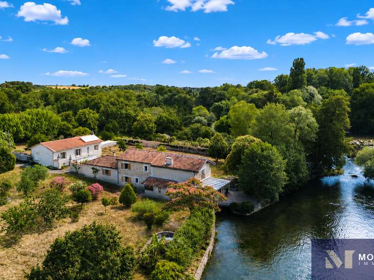 Maison Ruelle-sur-Touvre - 3 chambres - 159m²