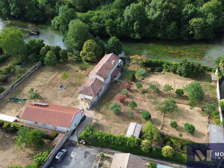 Maison Ruelle-sur-Touvre - 3 chambres - 159m²