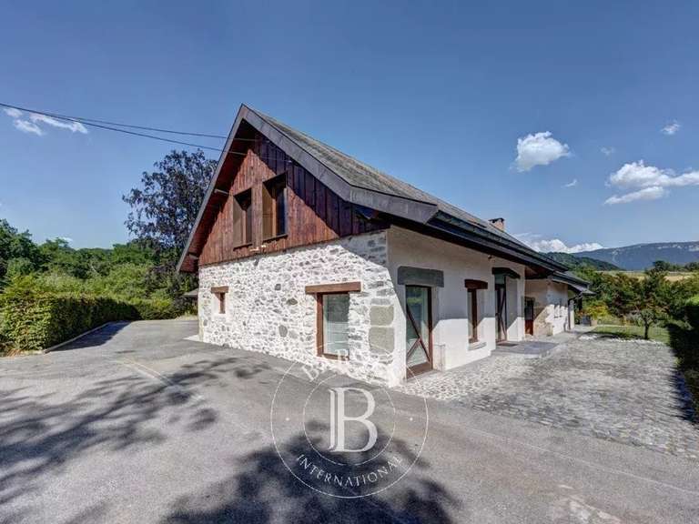 Maison Rumilly - 3 chambres - 211m²