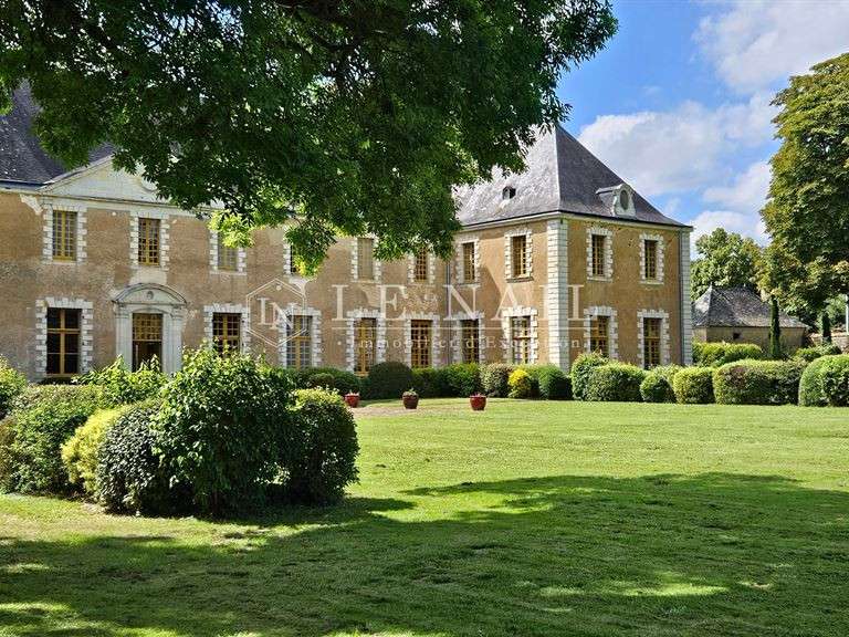 Castle Sablé-sur-Sarthe - 9 bedrooms - 800m²