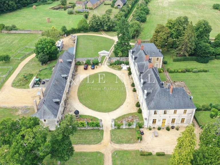 Castle Sablé-sur-Sarthe - 9 bedrooms - 800m²