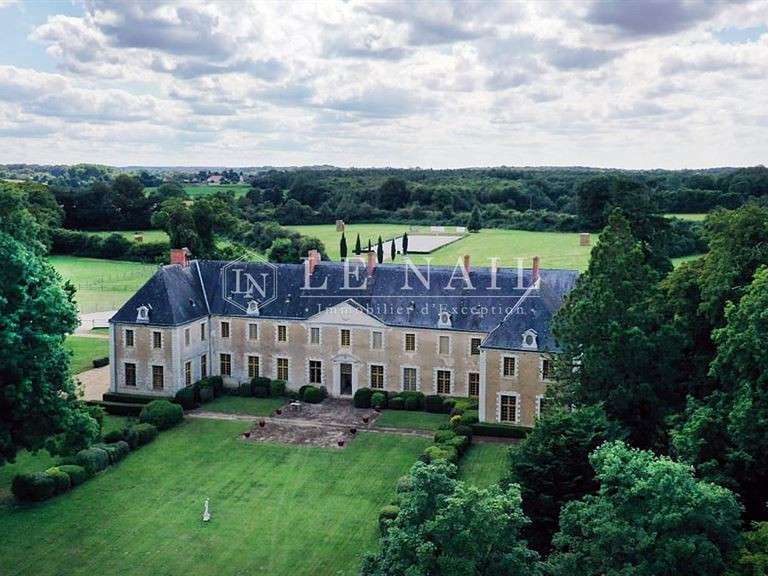Castle Sablé-sur-Sarthe - 9 bedrooms - 800m²