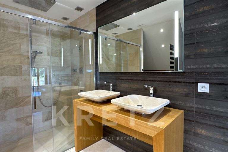 Maison Saint-Amand-Montrond - 4 chambres - 300m²