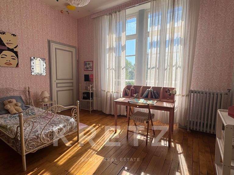 Maison Saint-Amand-Montrond - 8 chambres - 416m²