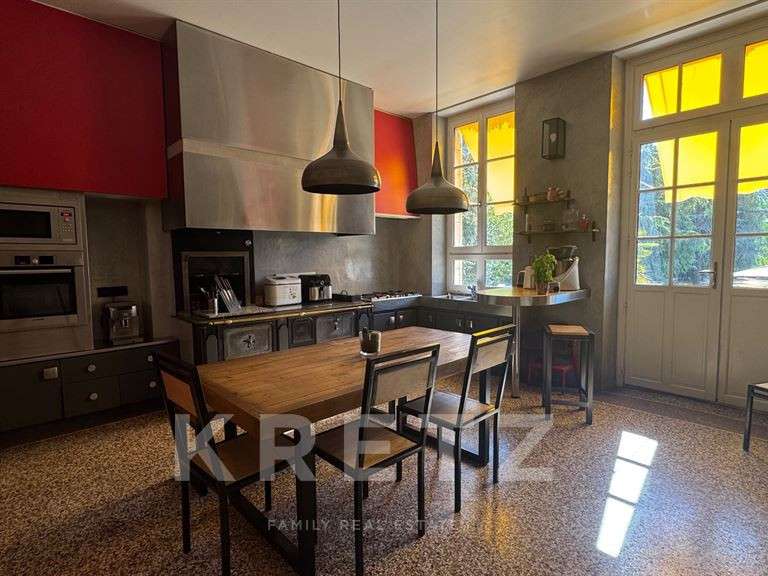 Maison Saint-Amand-Montrond - 8 chambres - 416m²