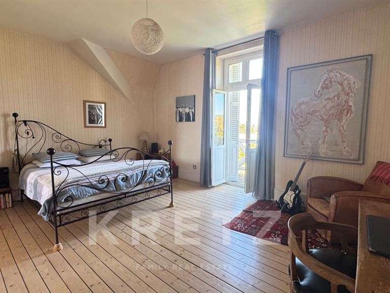 Maison Saint-Amand-Montrond - 8 chambres - 416m²