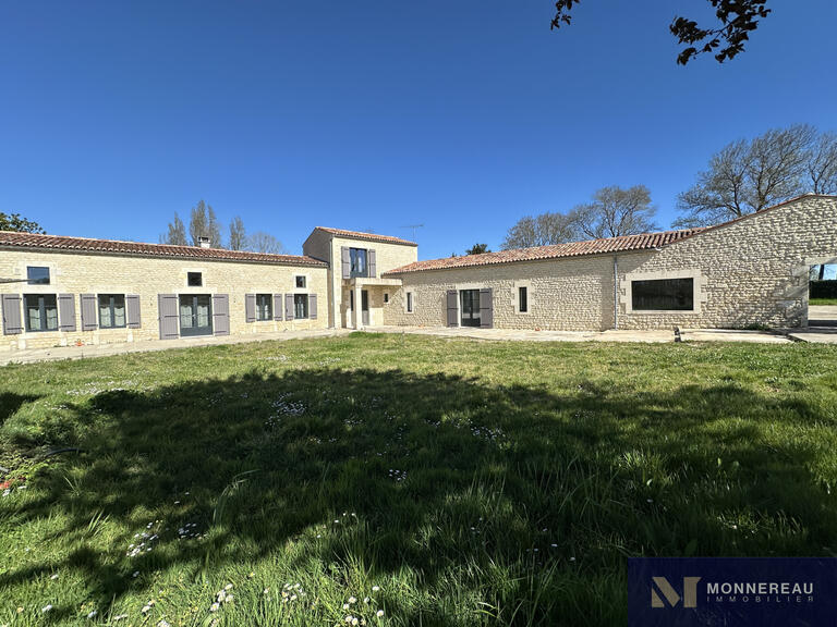 Maison Saint-André-de-Lidon - 3 chambres - 238m²