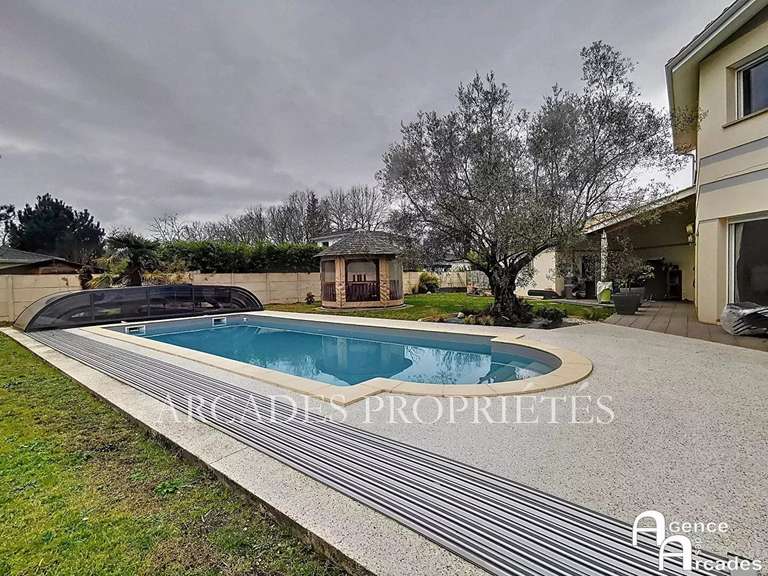 Maison Saint-Aubin-de-Médoc - 4 chambres - 1063m²