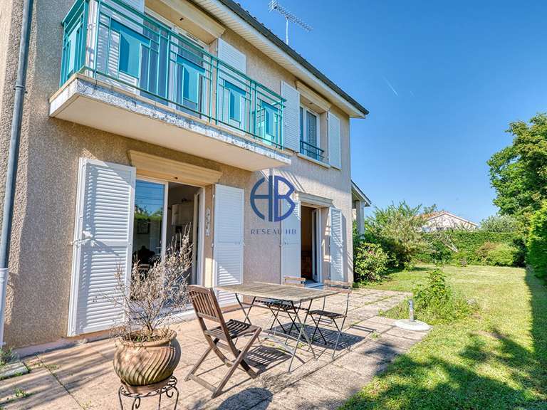 Maison Saint-Bonnet-de-Mure - 4 chambres - 138m²