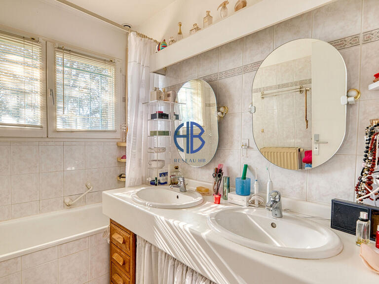 Maison Saint-Bonnet-de-Mure - 4 chambres - 138m²