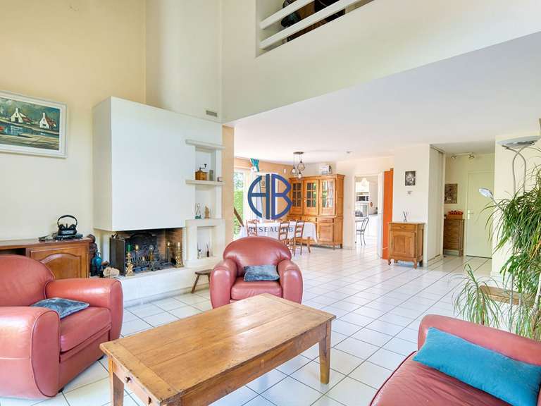 Maison Saint-Bonnet-de-Mure - 4 chambres - 138m²