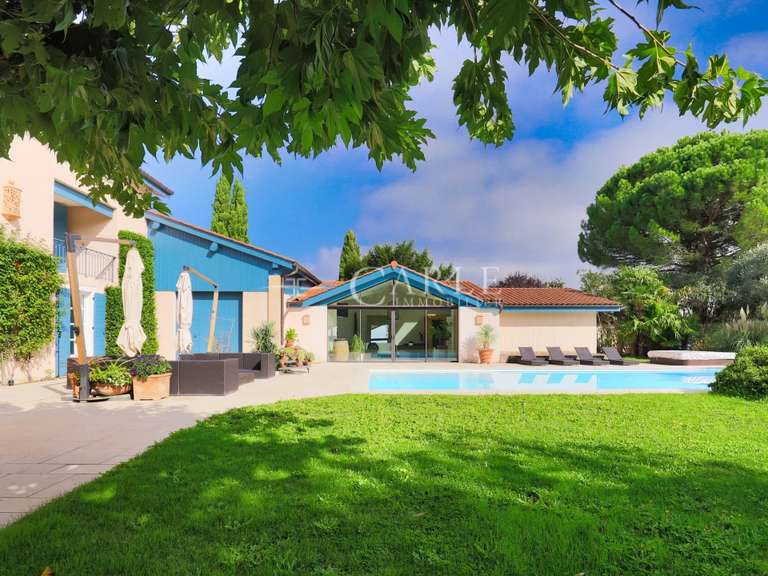 Maison Saint-Bonnet-de-Mure - 3 chambres - 440m²