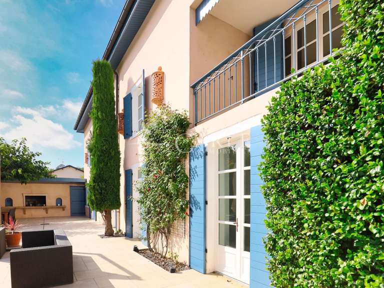 Maison Saint-Bonnet-de-Mure - 3 chambres - 440m²