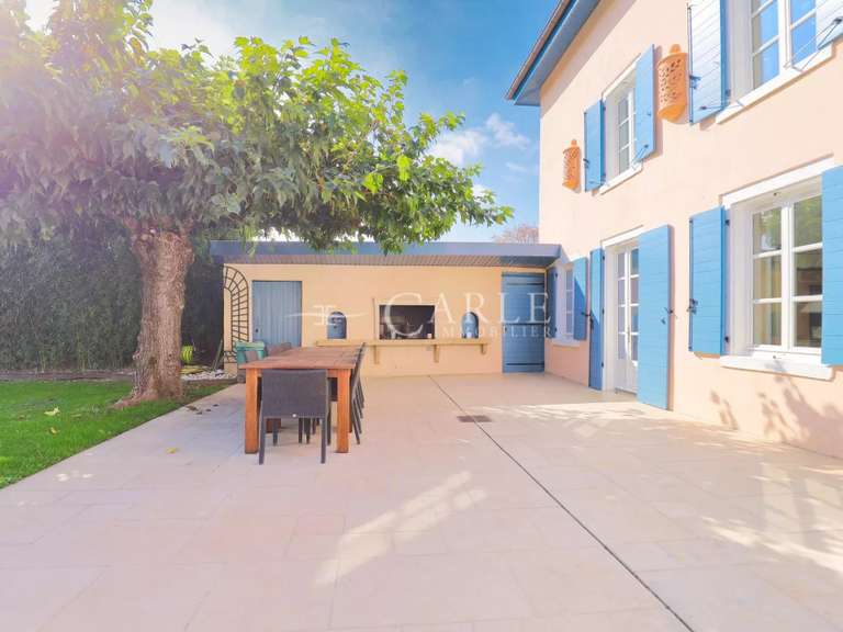 Maison Saint-Bonnet-de-Mure - 3 chambres - 440m²