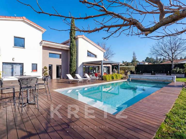 Maison Saint-Bonnet-les-Oules - 6 chambres - 240m²