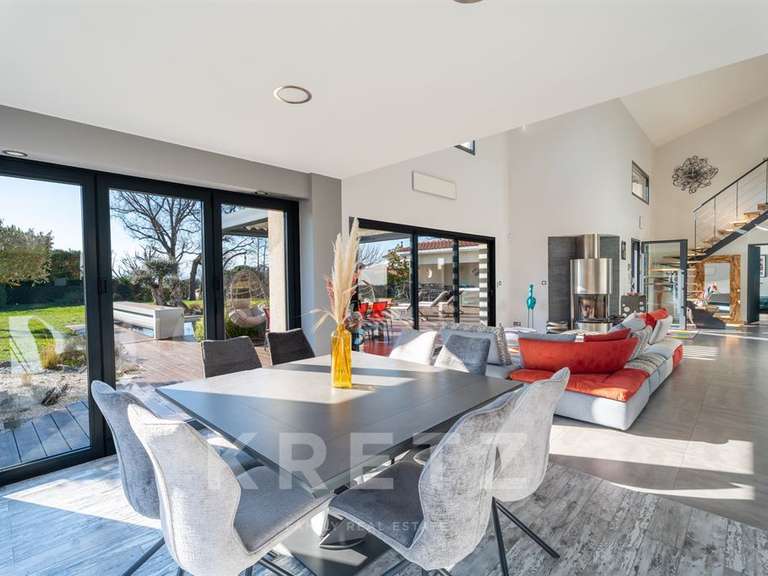 Maison Saint-Bonnet-les-Oules - 6 chambres - 240m²