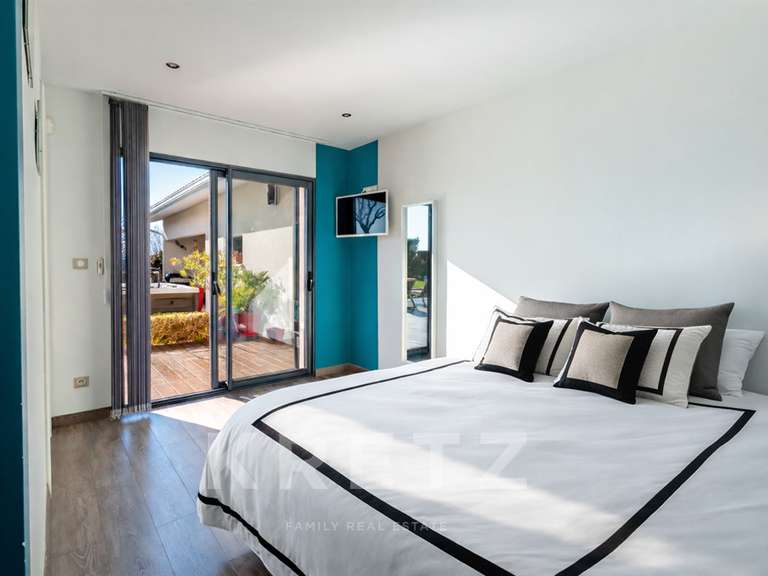 Maison Saint-Bonnet-les-Oules - 6 chambres - 240m²