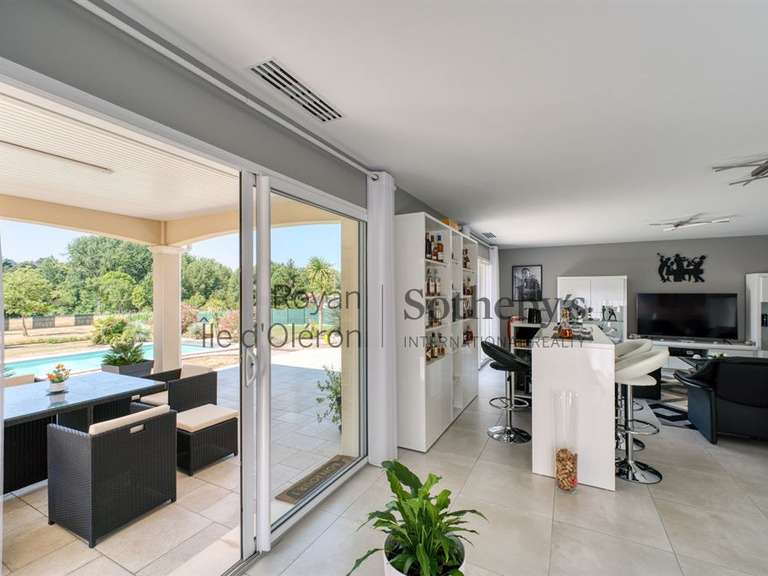 Maison Saint-Brice - 2 chambres - 208m²