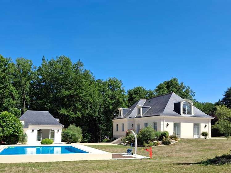 Maison Saint-Cyr-sur-Loire - 5 chambres - 275m²