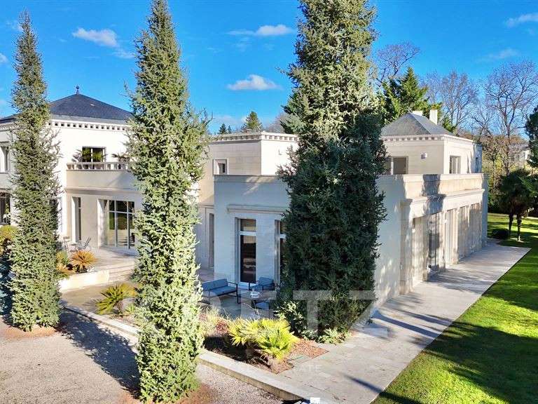 Maison Saint-Cyr-sur-Loire - 7 chambres - 581m²