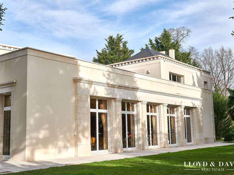 Maison Saint-Cyr-sur-Loire - 5 chambres - 581m²
