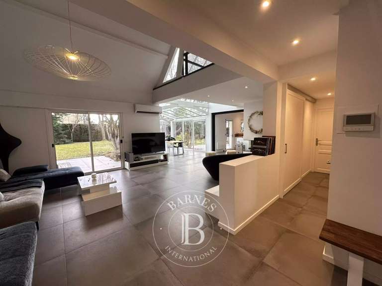 Villa Saint-Denis-en-Val - 6 chambres - 254m²