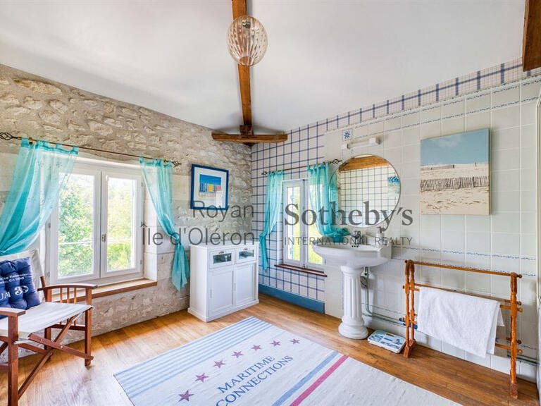 House Saint-Dizant-du-Gua - 5 bedrooms - 246m²