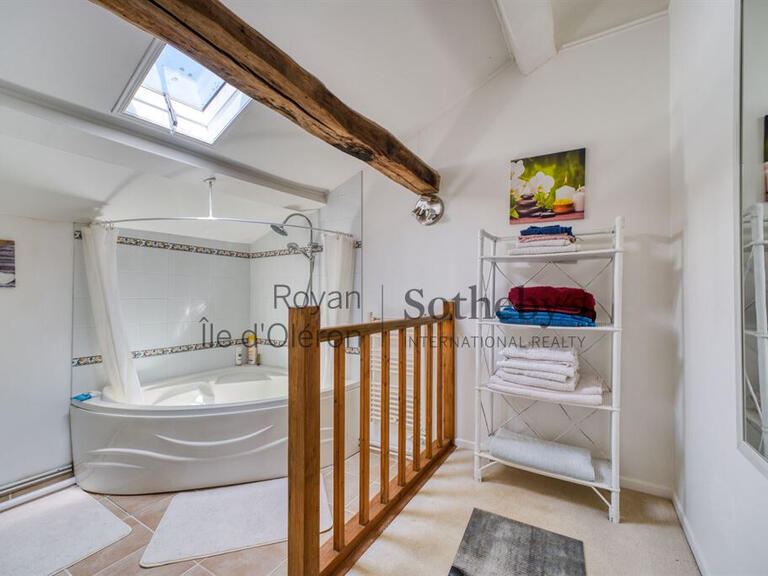 House Saint-Dizant-du-Gua - 5 bedrooms - 246m²