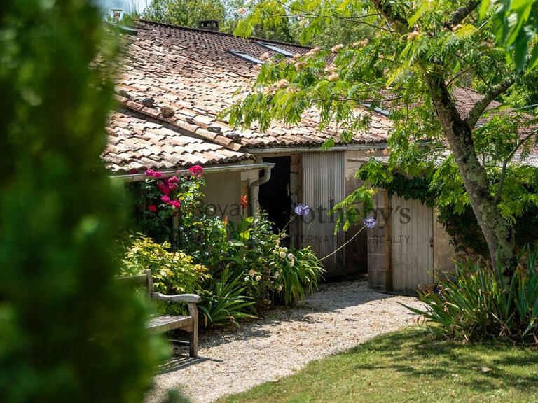 House Saint-Dizant-du-Gua - 5 bedrooms - 246m²