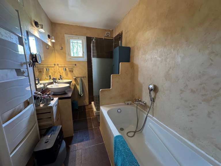 Villa Saint-Estève-Janson - 5 chambres - 147m²