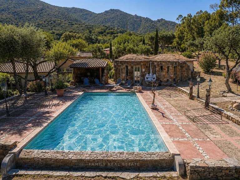Propriété Saint-Florent - 8 chambres - 600m²