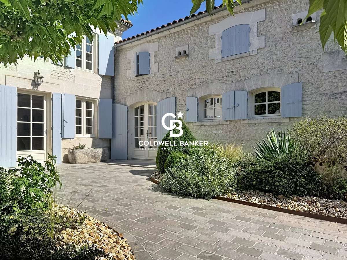 House Saint-Fort-sur-le-Né
