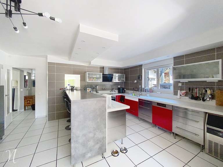 Maison Saint-Genest-Lerpt - 4 chambres - 280m²