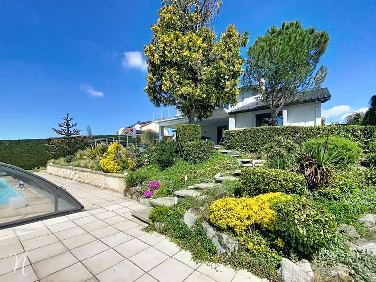 Maison Saint-Genest-Lerpt - 4 chambres - 280m²